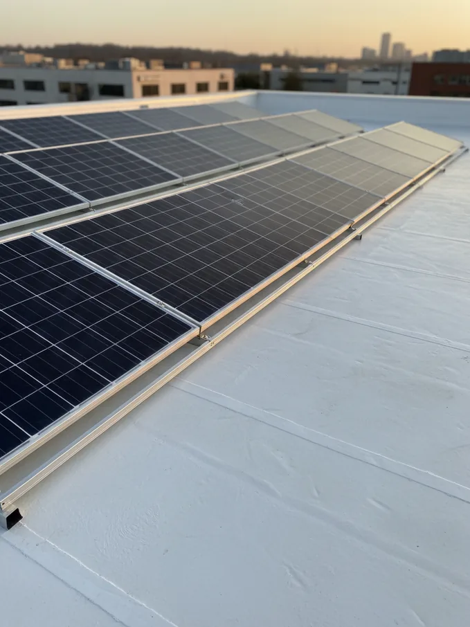 Panneaux solaires en toiture — coucher de soleil