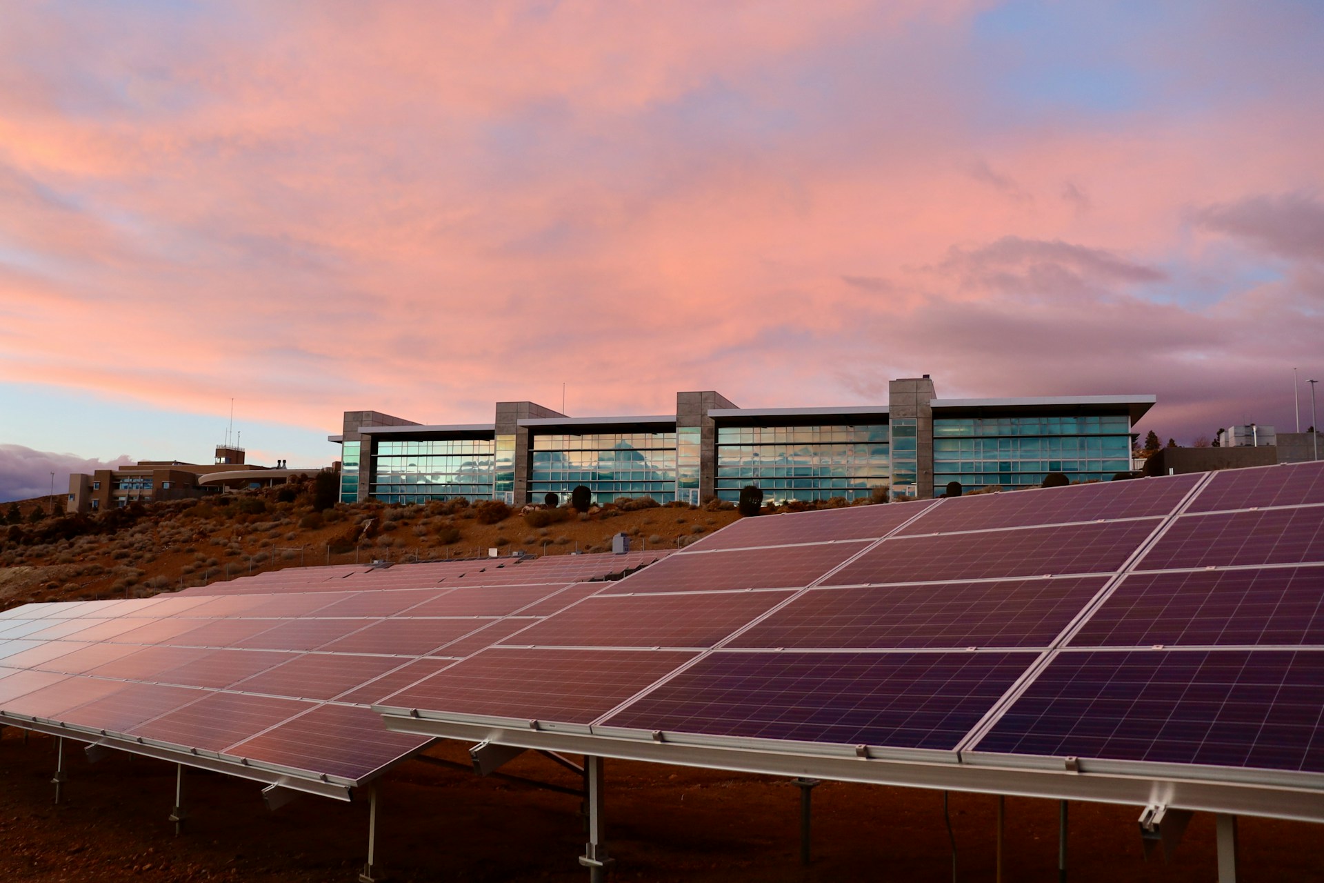 Vue aérienne d'un parc de centrales photovoltaïques